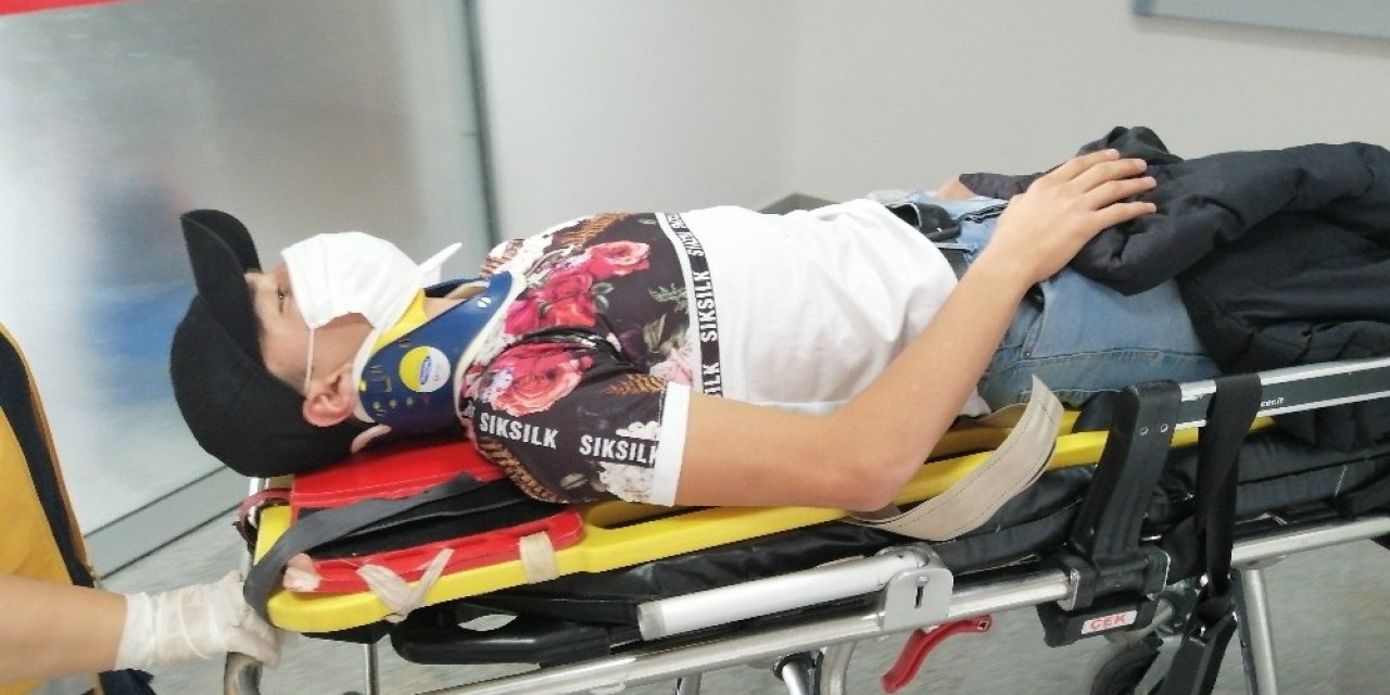 Rot arızası yapan otomobil yoldan çıktı: 2 yaralı
