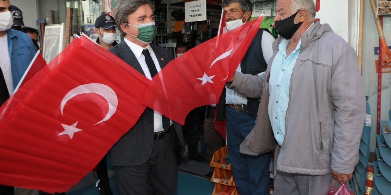 Vali kapı kapı gezip bayrak dağıttı