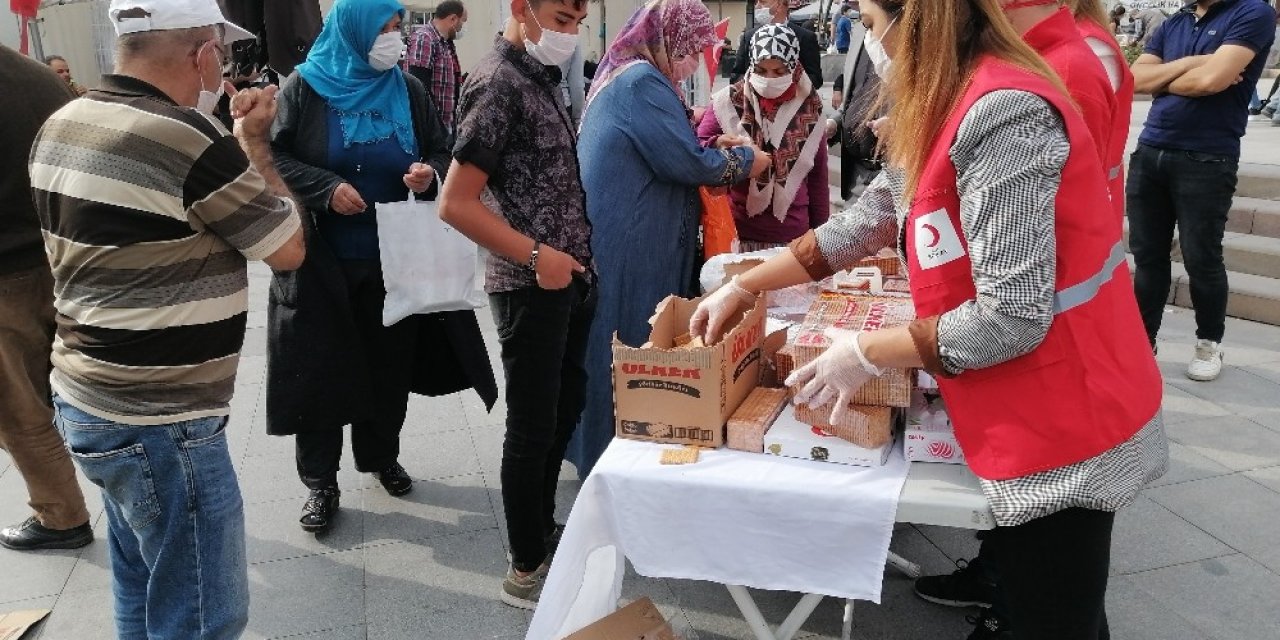 Kızılay kan toplayıp, lokumlu bisküvi ikram etti