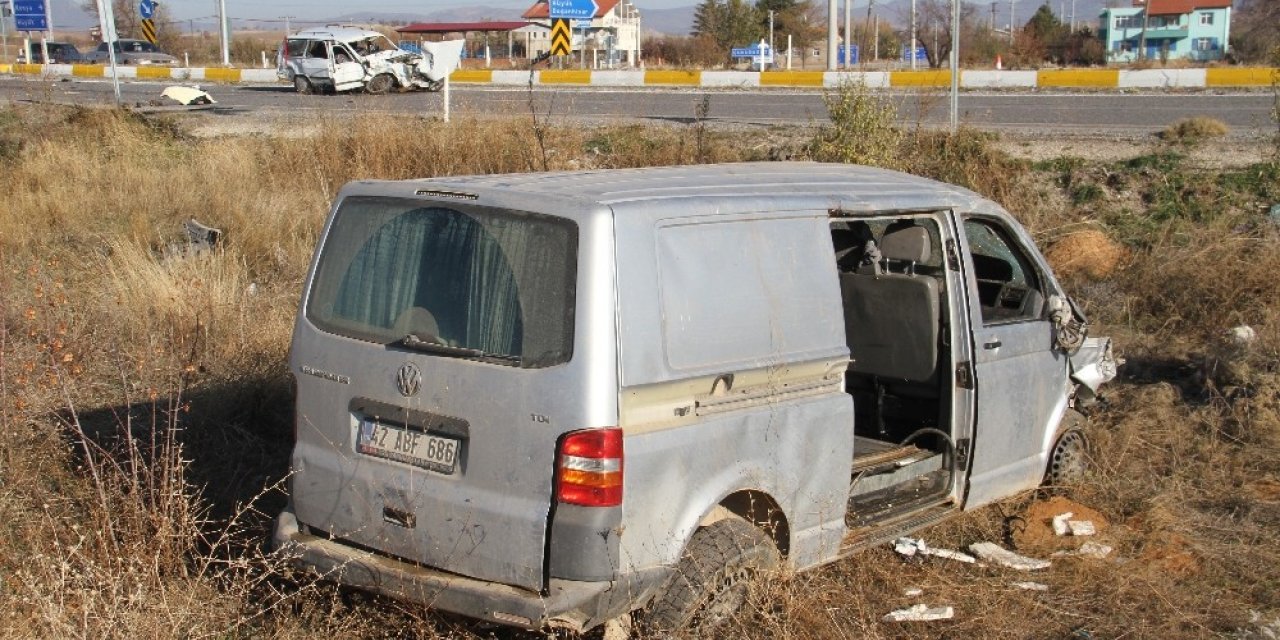 Minibüsle otomobil çarpıştı: 1 ölü, 3 yaralı