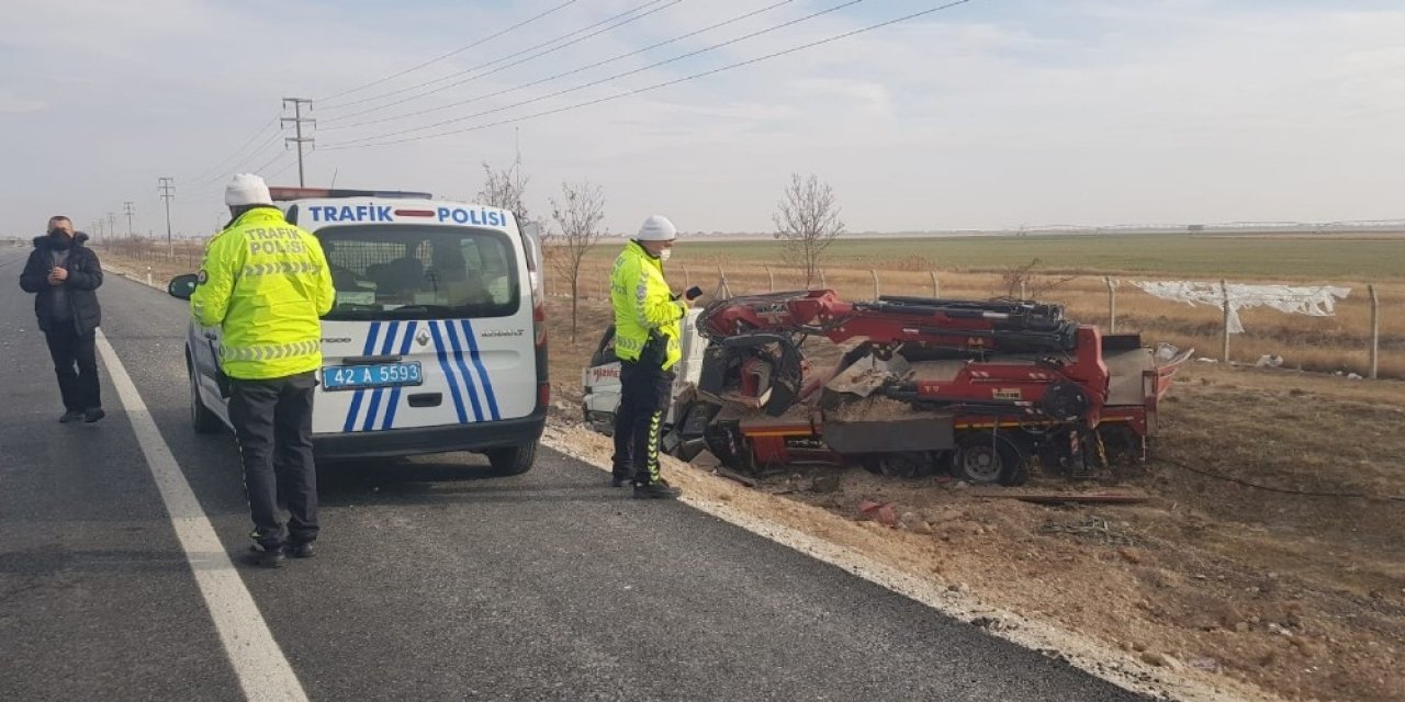 Konya’da devrilen vincin sürücüsü yaralandı