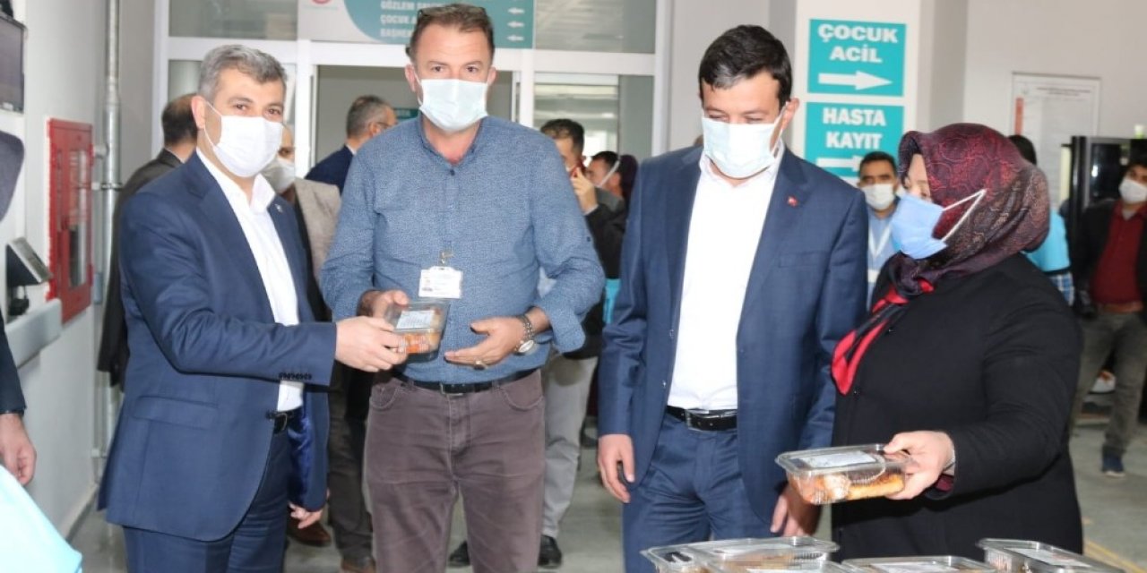 AK Parti heyetinden mücadelenin başkahramanlarına ikram