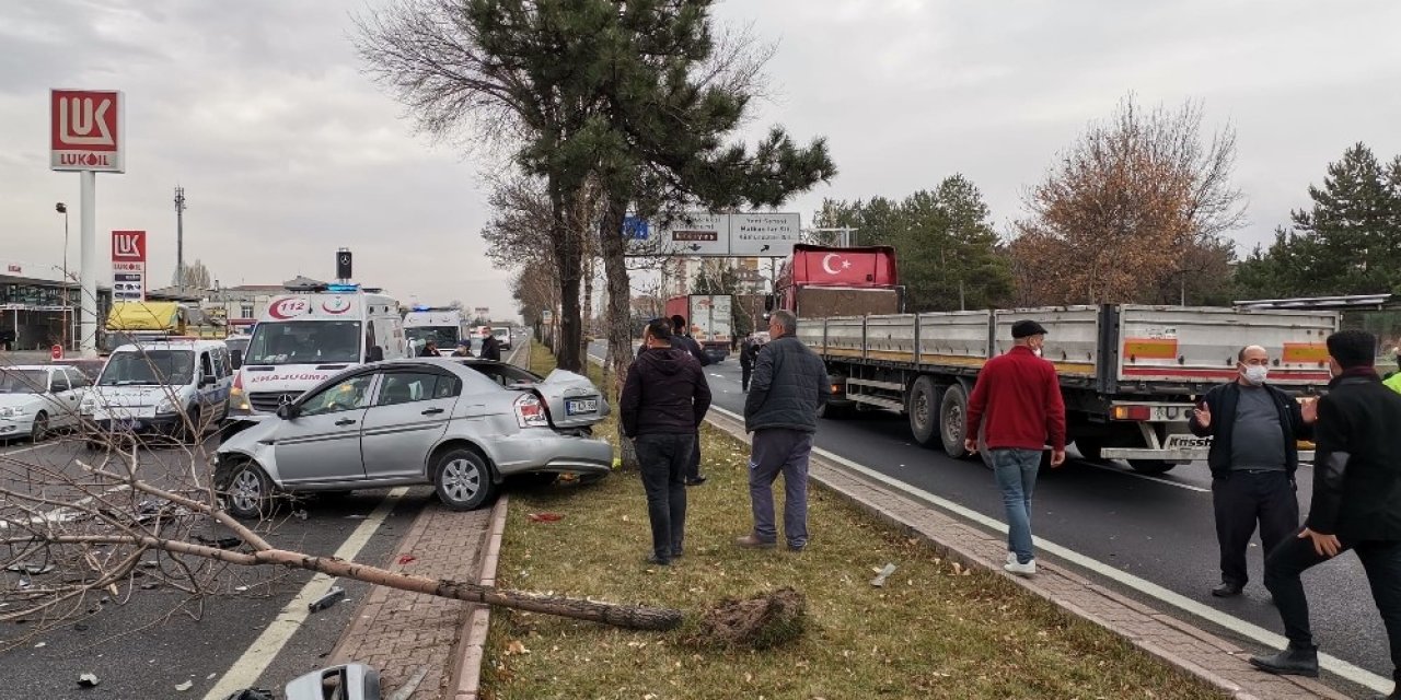 Kayseri’de 4 aracın karıştığı trafik kazasında 2 kişi yaralandı