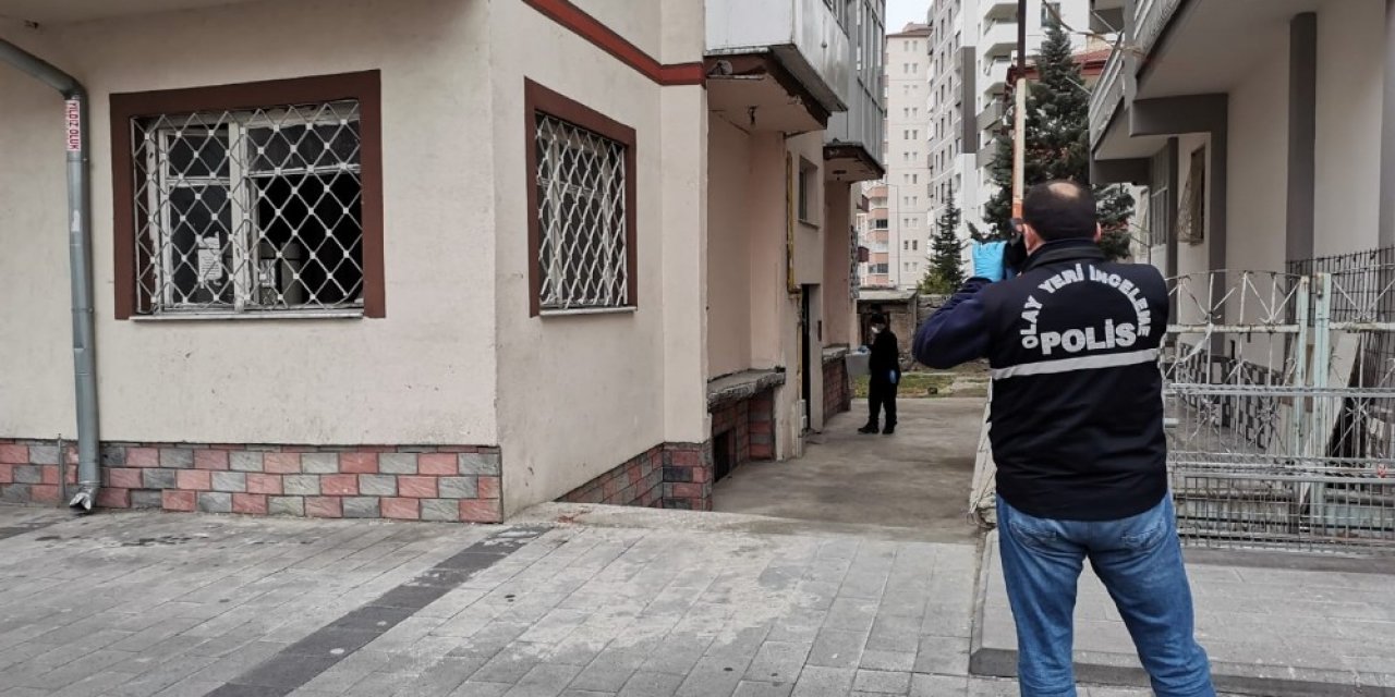 Kız kardeşlerini ekmek bıçağıyla bıçakladı