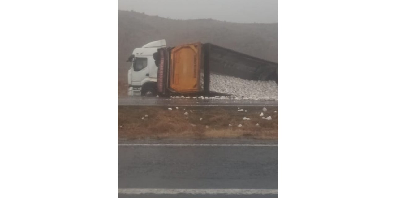 Direksiyon hakimiyeti kaybolan tır yan yattı