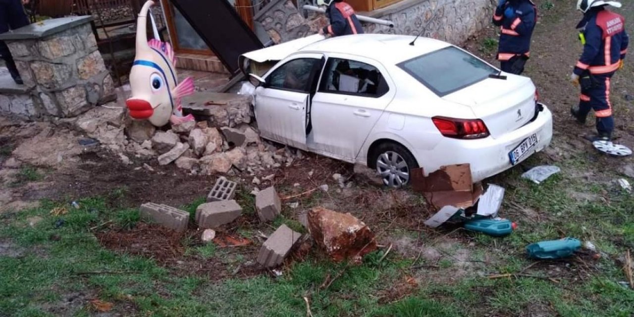 Ankara’da bahçe duvarına çarpan aracın sürücüsü hayatını kaybetti