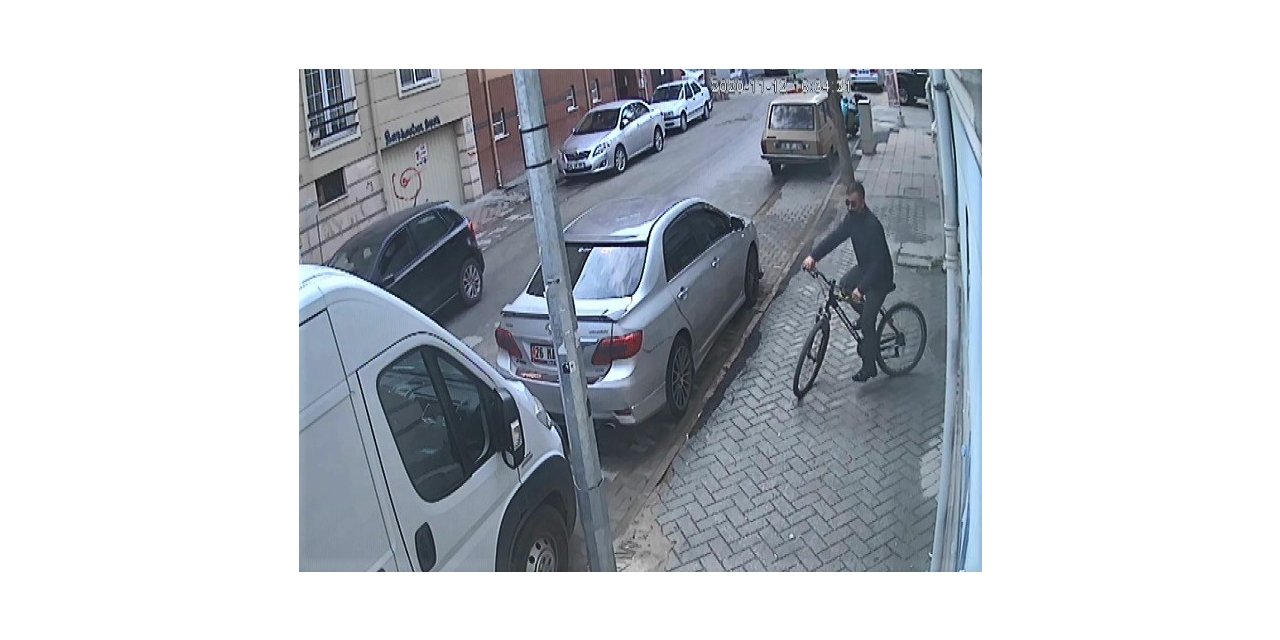 Kapıları zile basarak açtıran bisiklet hırsızı güvenlik kameralarında