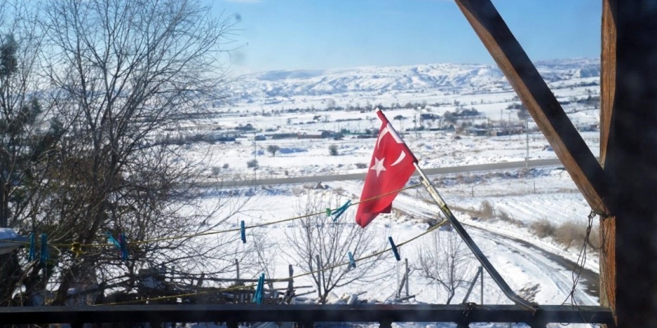 Milli Eğitim Bakanı Selçuk: "Her ev bir okul oldu diyoruz ya geçenlerde gittiğim bir köy evinde gördüm bu kareyi... ’İçeride öğrenciler dersteyse ve evimizin bahçesi de şimdilik okul bahçesi olmuşsa bayrak direği neden