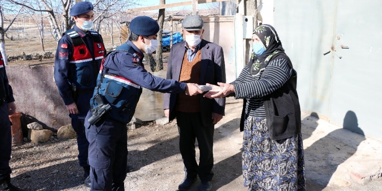 Parola "bayrak" dediler, yaşlı çiftin 60 yıllık birikimini aldılar