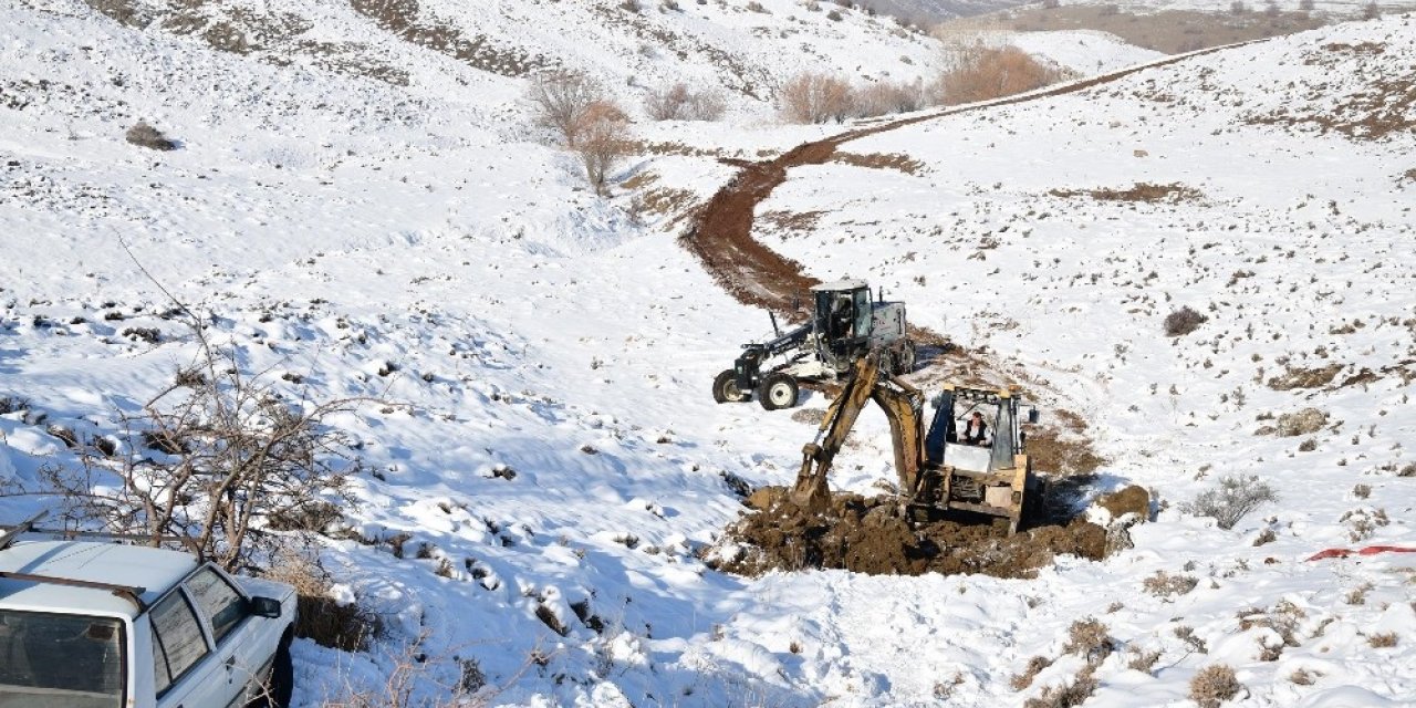 Kaza yapınca mahsur kalan aracı belediyesi ekipleri kurtardı