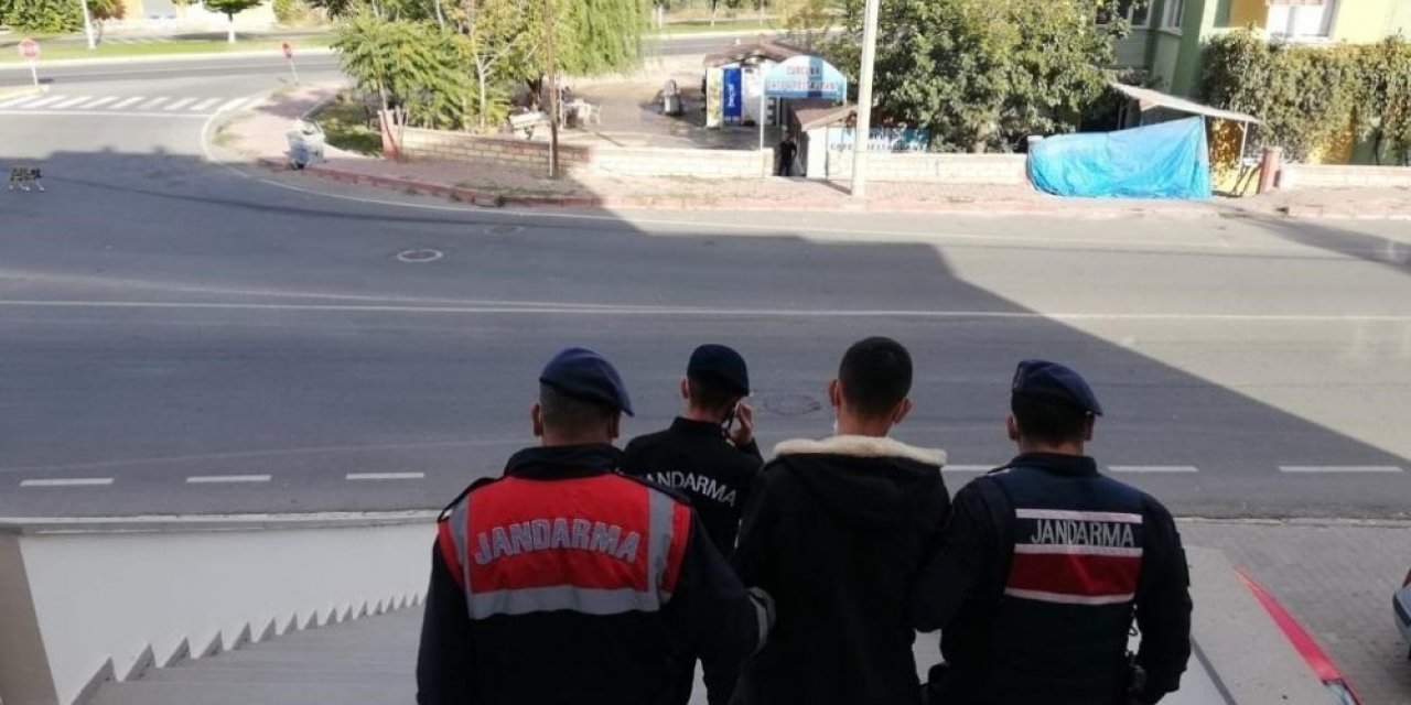 Jandarma, 4 yıl 2 ay kesinleşmiş hapis cezası ile aranan şahsı yakaladı