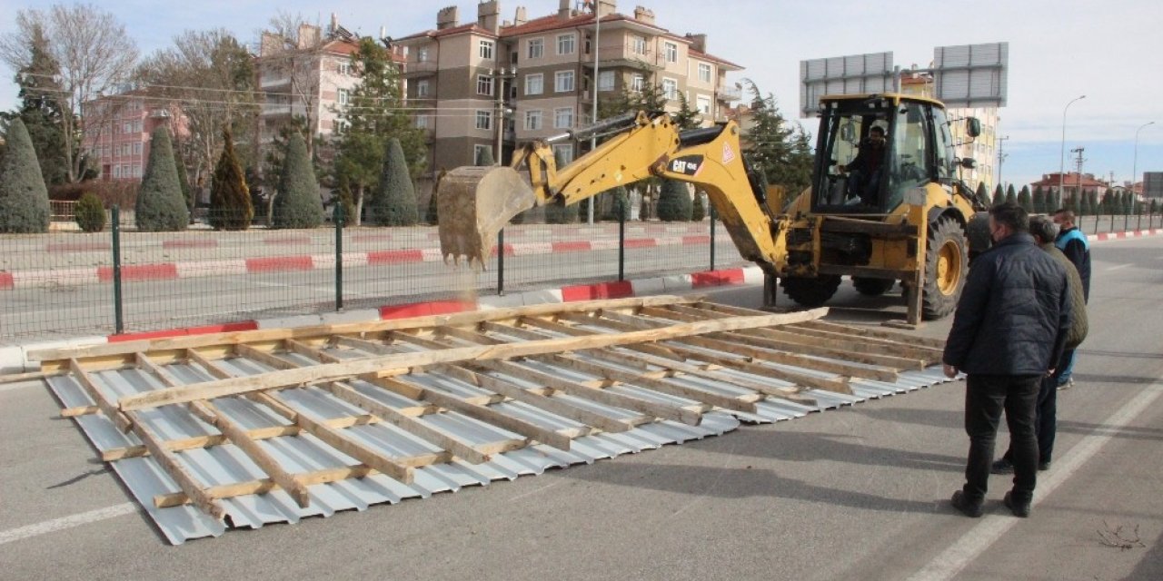 Karaman’da uçan çatı, altgeçidi trafiğe kapattı