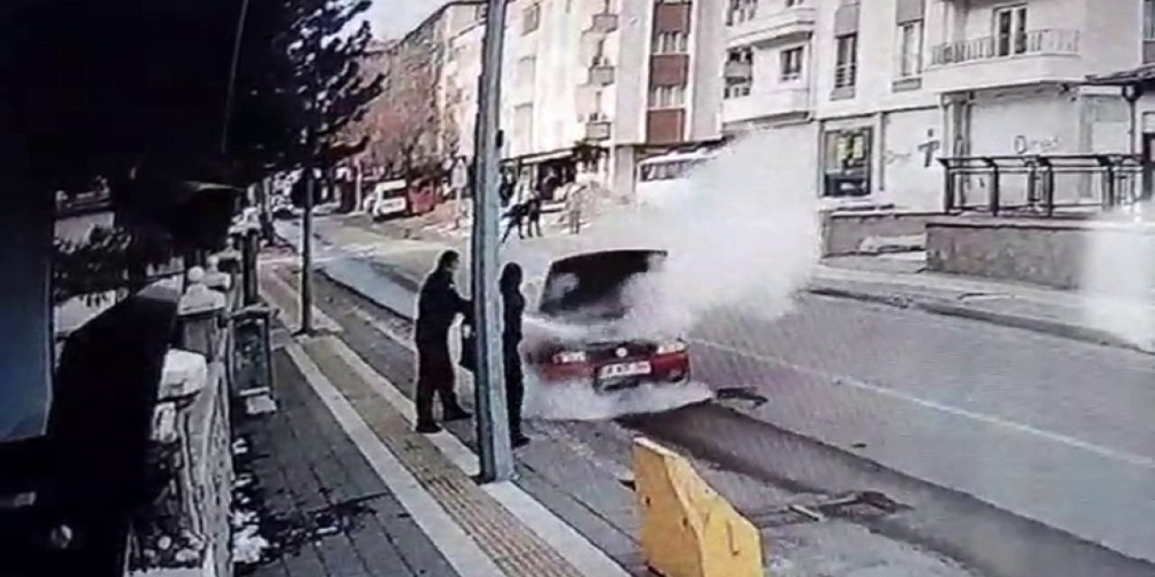 Aracı yanan çaresiz sürücünün yardımına polis yetişti, o anlar güvenlik kamerasına yansıdı
