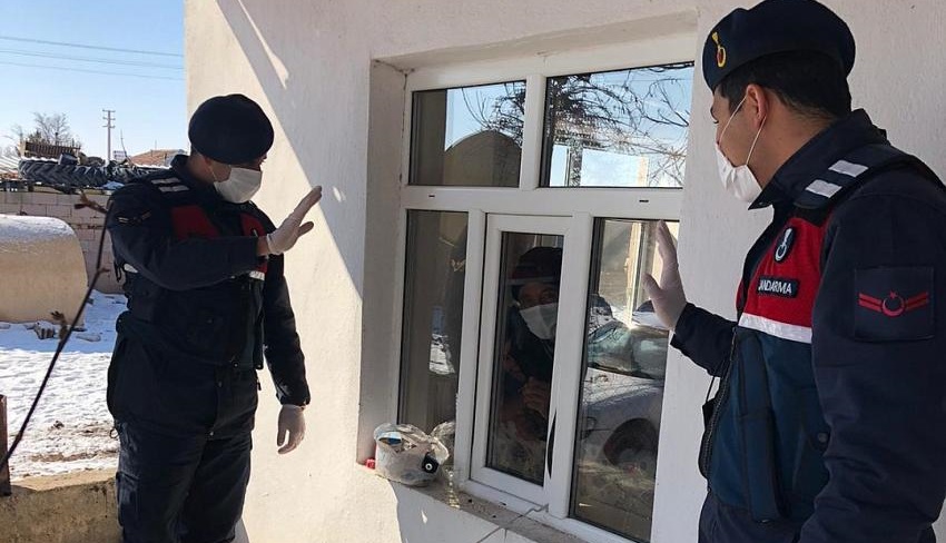 Eskilli Aileye Jandarma El Uzattı!