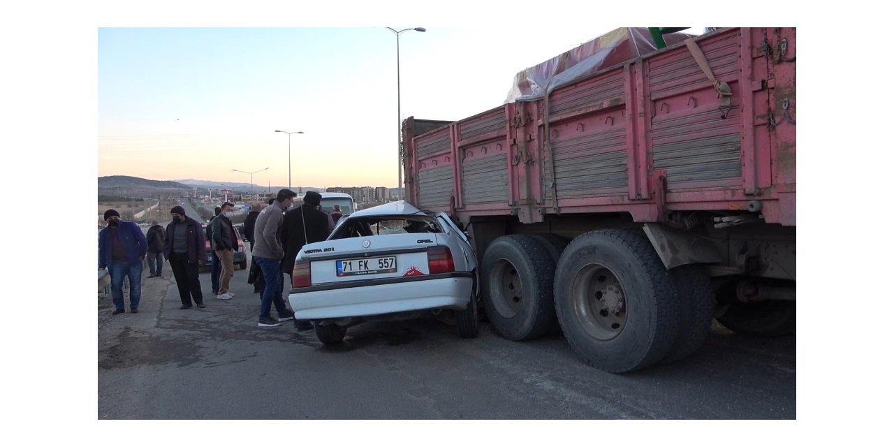 Kırıkkale’de otomobil kamyona ok gibi saplandı: 2 yaralı
