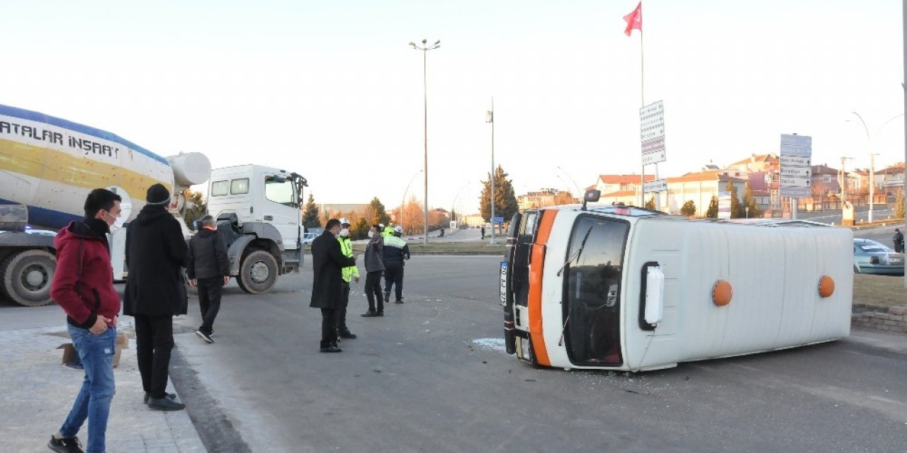 Karaman’da beton mikseri ile çarpışan minibüs devrildi