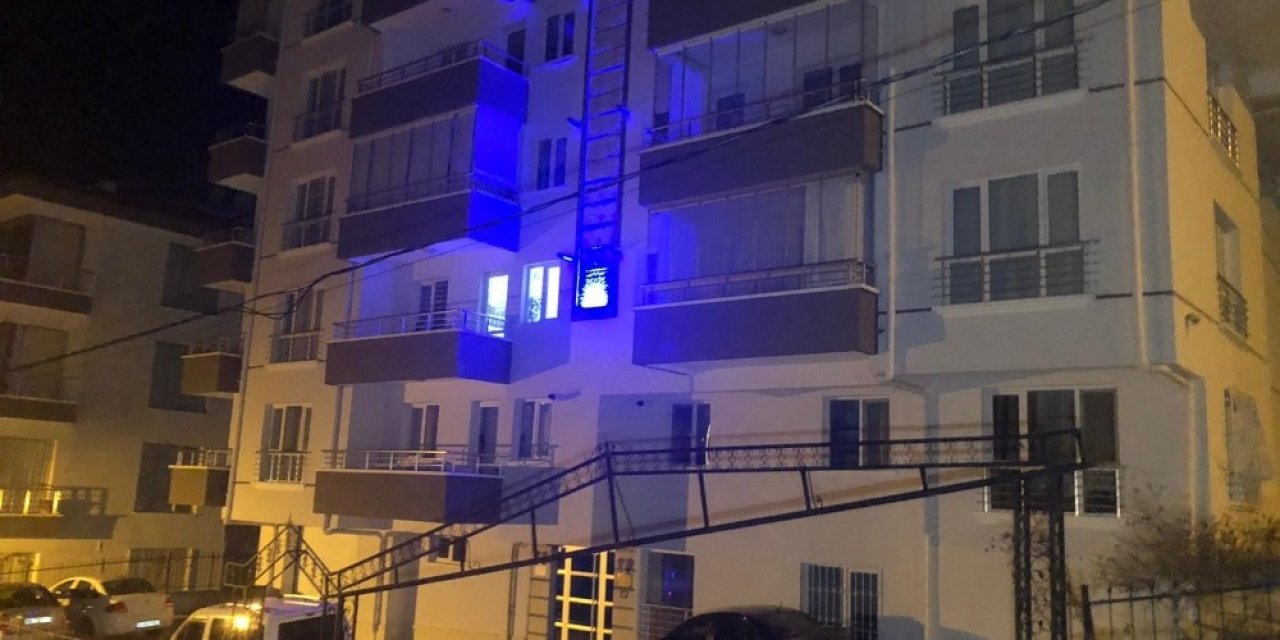 Çöp dökme kavgasında 16 yaşındaki kardeşini 11 yerinden bıçaklayarak öldürdü