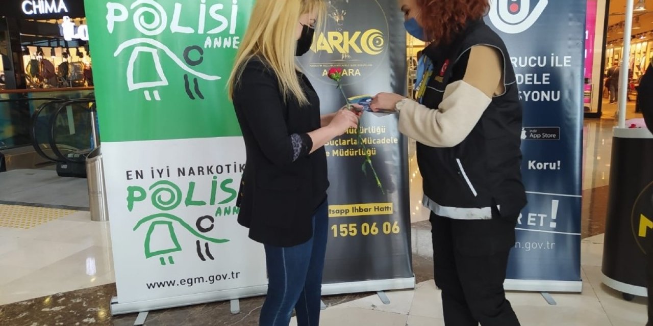 Başkentte alışveriş merkezine ’En İyi Narkotik Polisi Anne’ standı açıldı