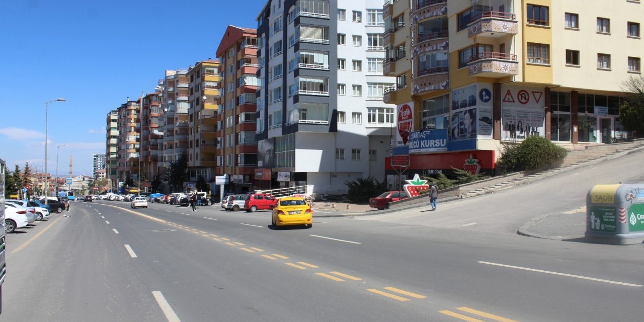 El frenini çekmeden indiği tır park halindeki araçlara çarptı, kaza anı güvenlik kameralarına yansıdı