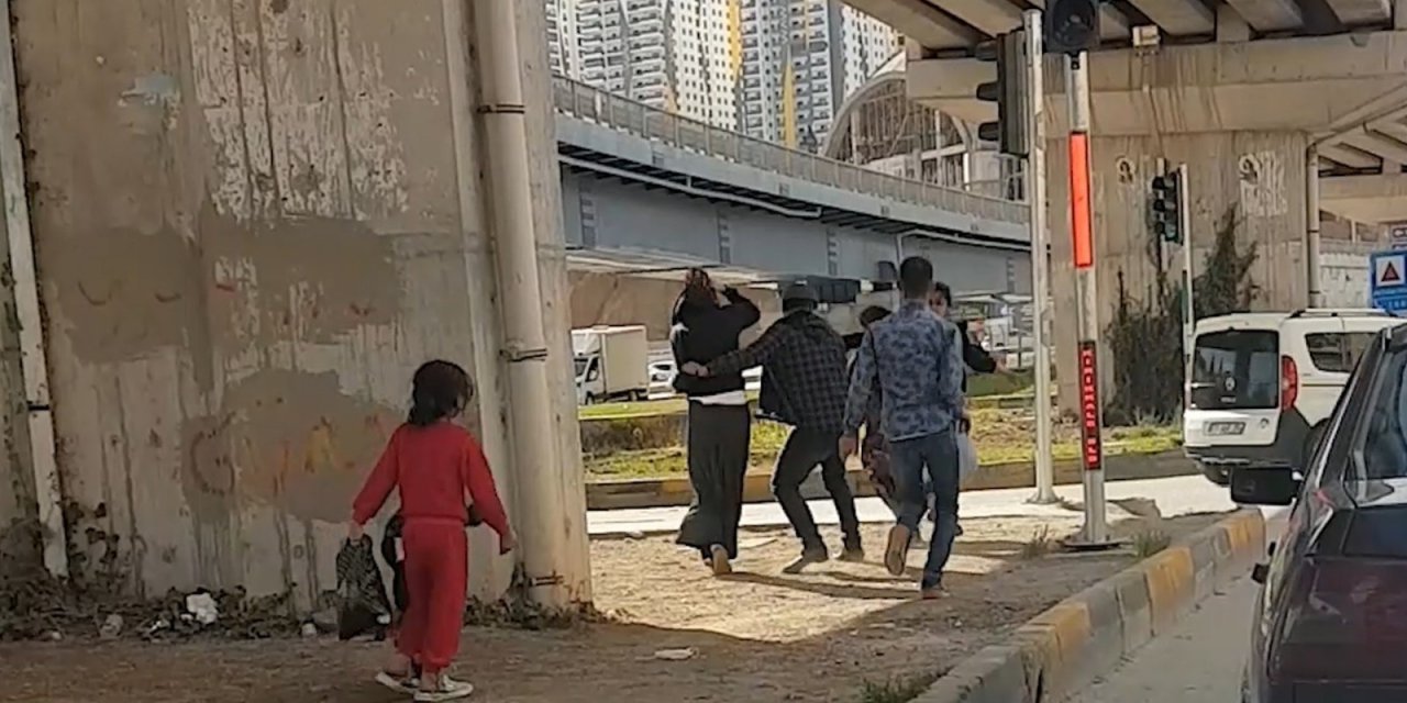 Ortalık bir anda karıştı, tekme tokat kavga ettiler