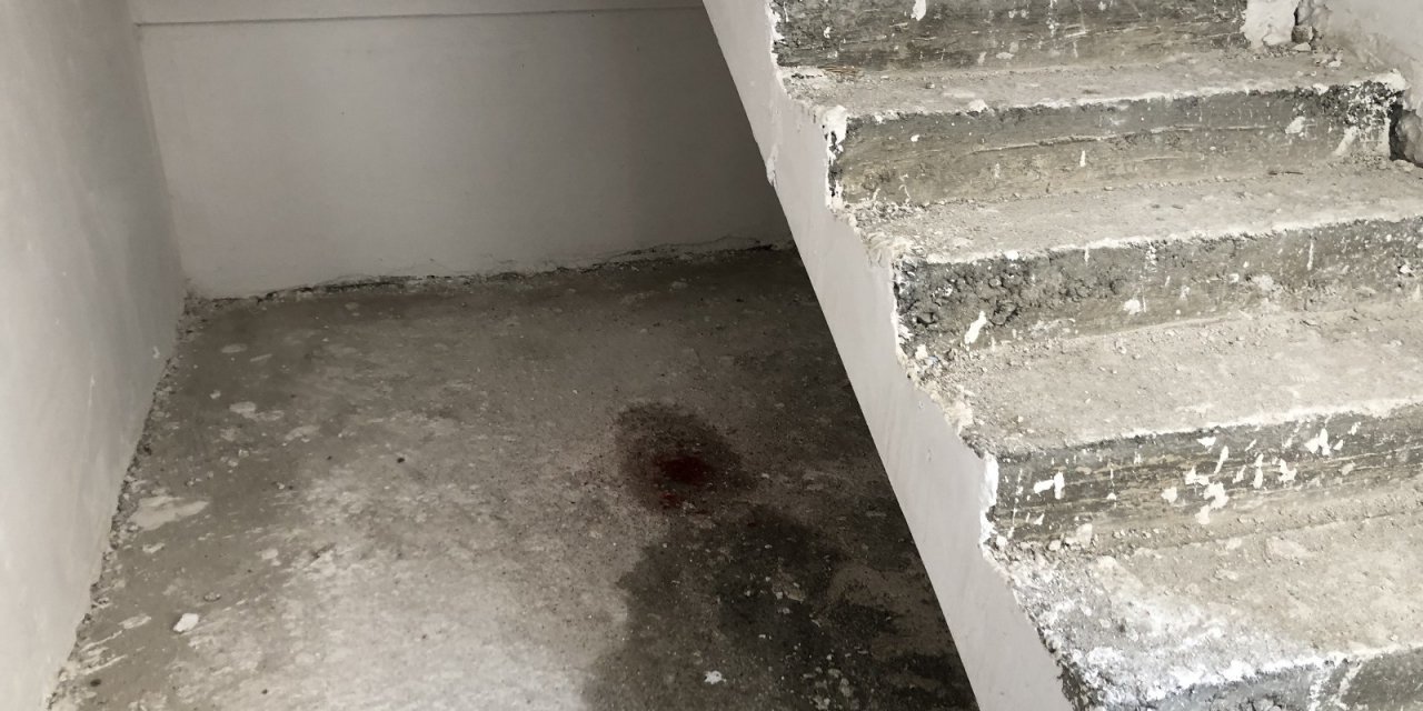 Başı dönen inşaat işçisi 2. kattan merdiven boşluğuna düştü