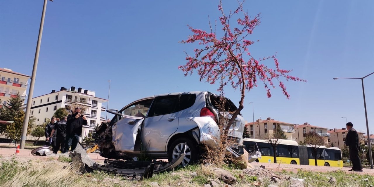 Direksiyon hakimiyeti kaybolan araç kaldırıma çıktı: 2 yaralı