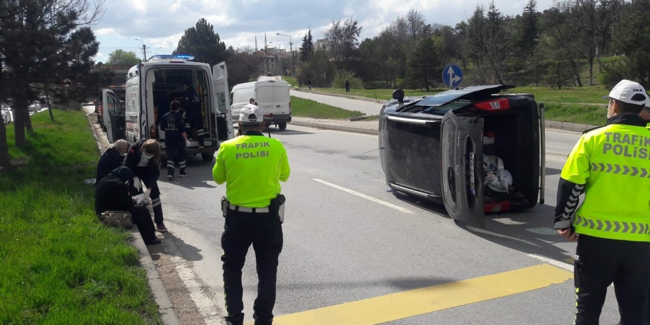 Virajı alamadı, karşı şeride geçerek yan yattı