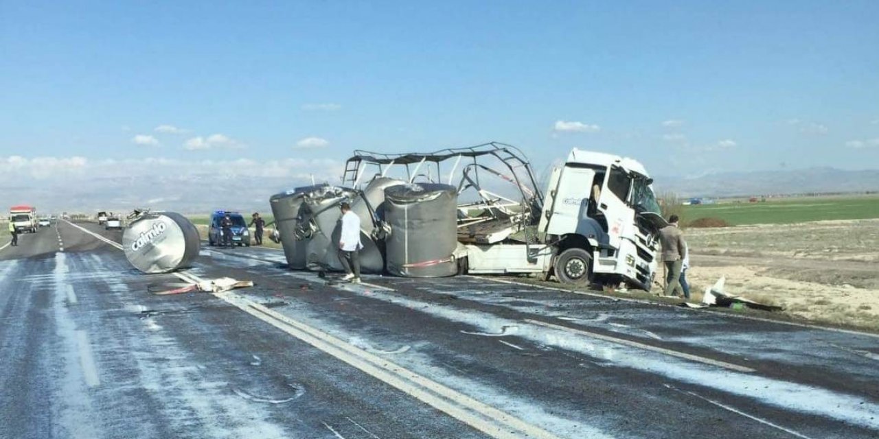 Süt tankeri kaza yaptı, tonlarca süt yola döküldü