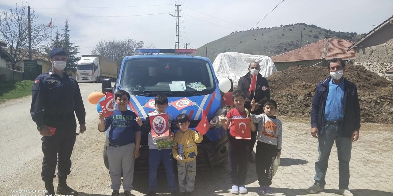 Jandarmadan ilçe ve mahallelerde bayram kutlaması