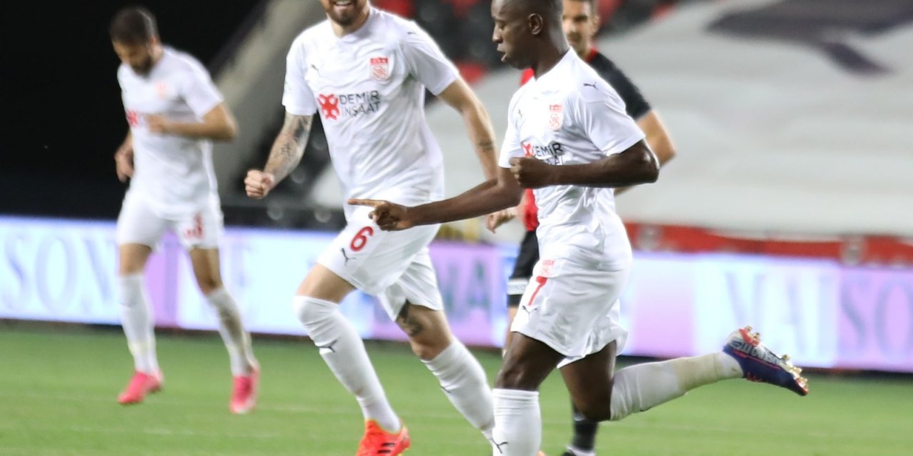 Max Gradel 10. golünü atmanın sevincini yaşadı