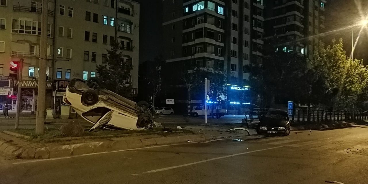 Kayseri’de 6 kişinin yaralandığı feci kaza kamerada: Ortalık savaş alanına döndü