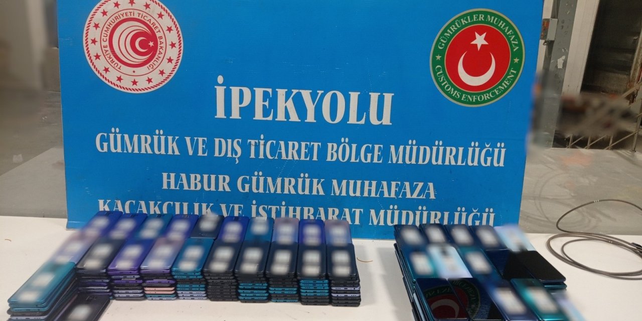 Habur’da televizyon içerisinde 5 kilo eroin, bir tırın gizli bölmesinde yüzlerce cep telefonu ele geçirildi