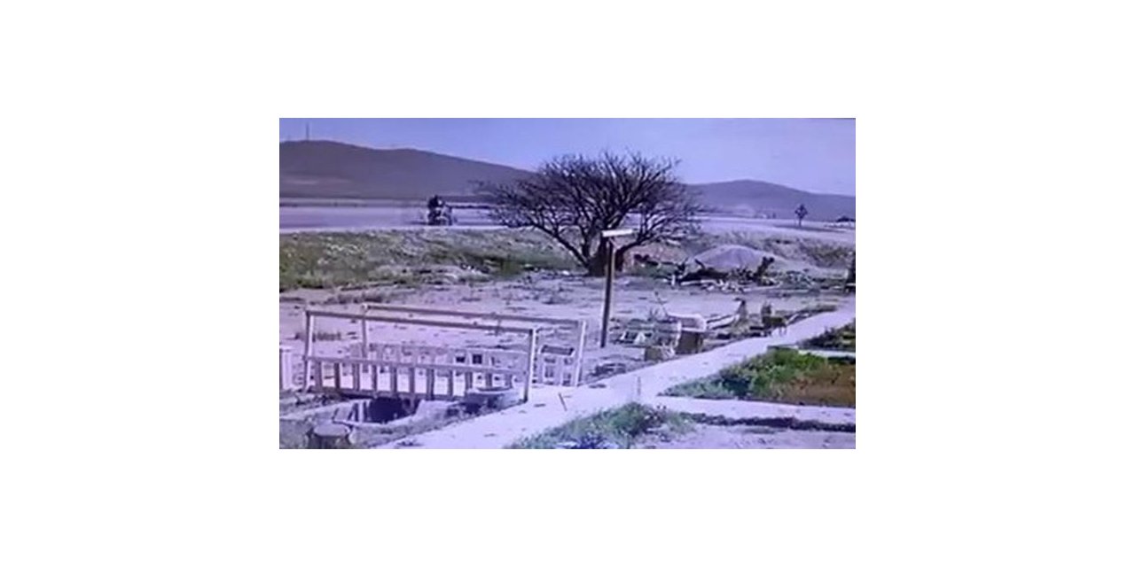 Motosikletin yol kenarına uçma anı kameraya yansıdı