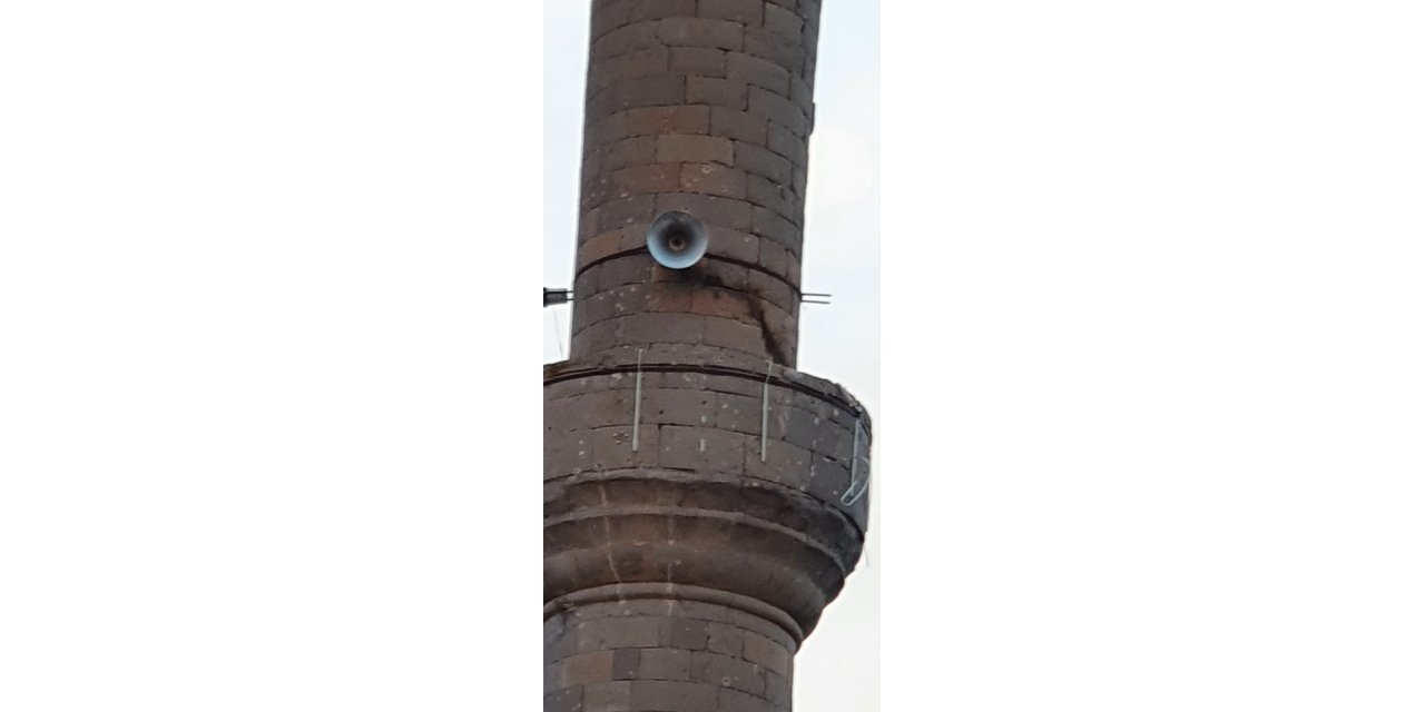 Cami minaresine düşen yıldırım ağır hasara neden oldu