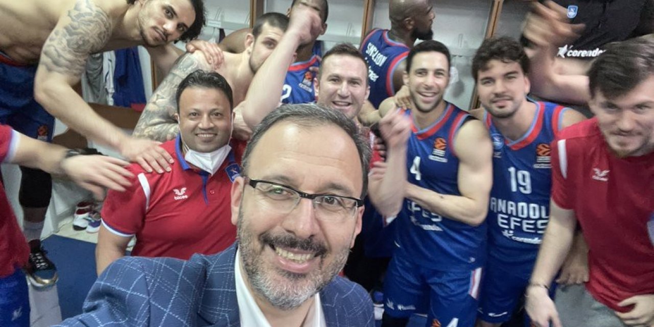 Bakan Kasapoğlu’undan Anadolu Efes’e fotoğraflı tebrik