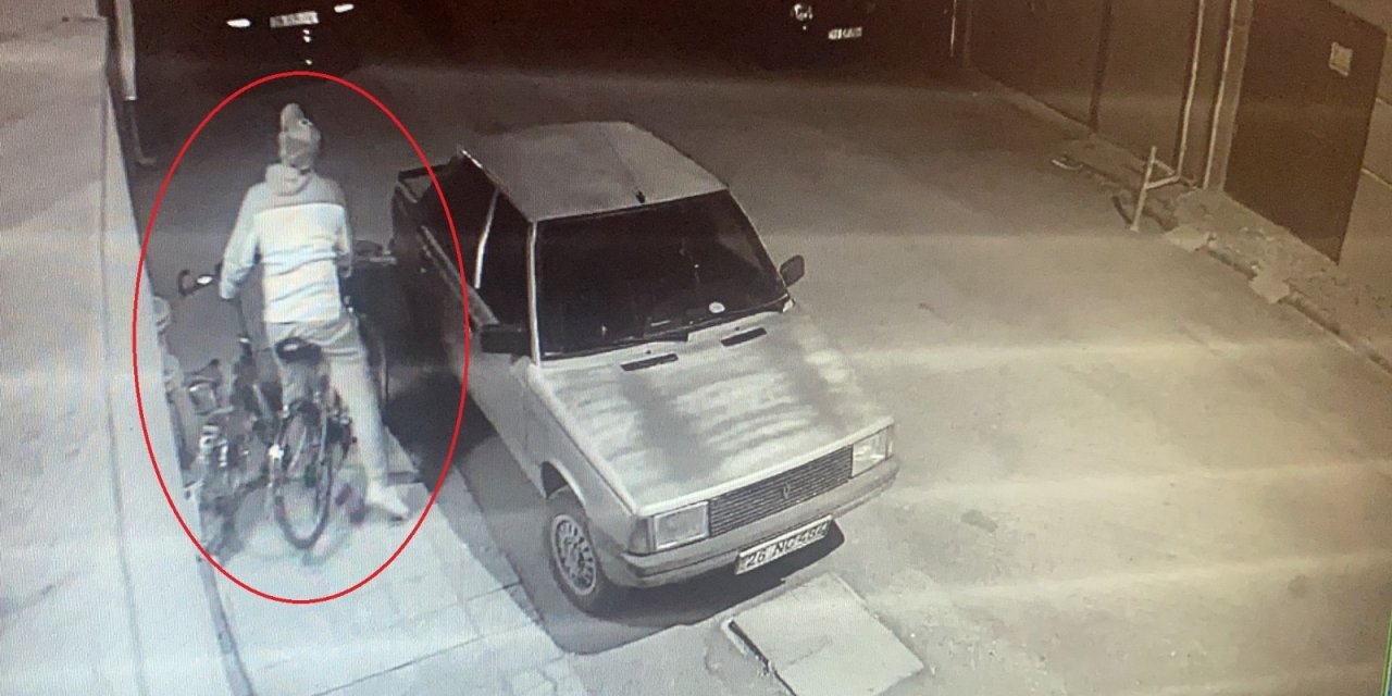 Kısıtlamada aynı anda 2 bisikleti böyle çaldı