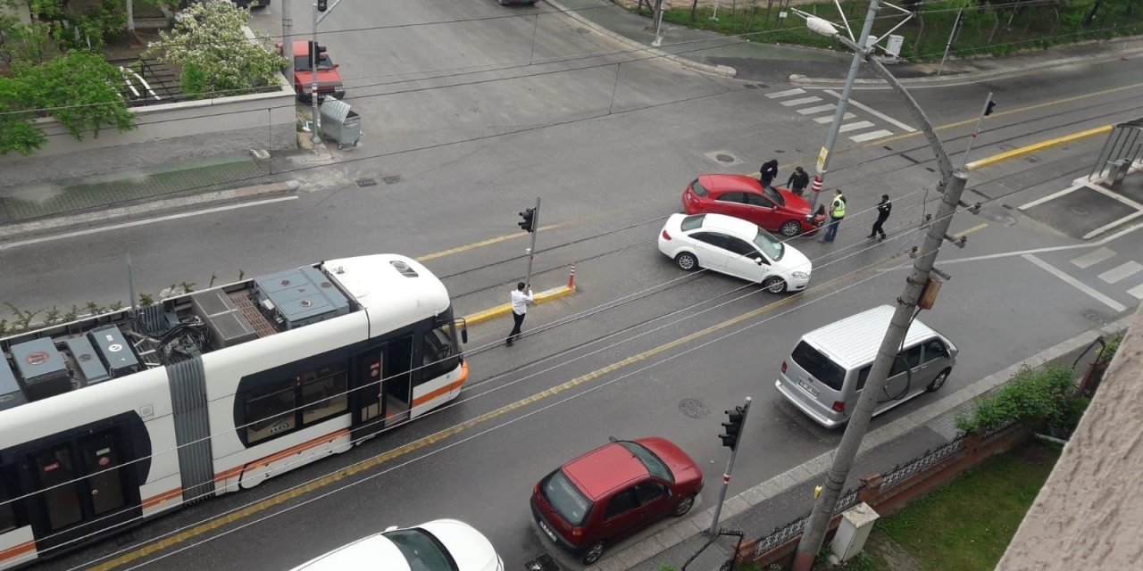 Yol ortasındaki direk sürekli kazaya sebep oluyor