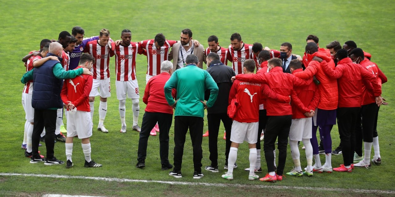 Sivasspor, zorlu Başakşehir maçına 4 eksikle çıkacak