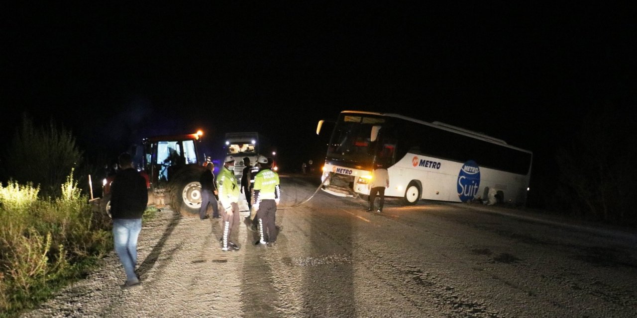 Otobüs önce yanlış yola girdi, sonra yolcuları ile mahsur kaldı