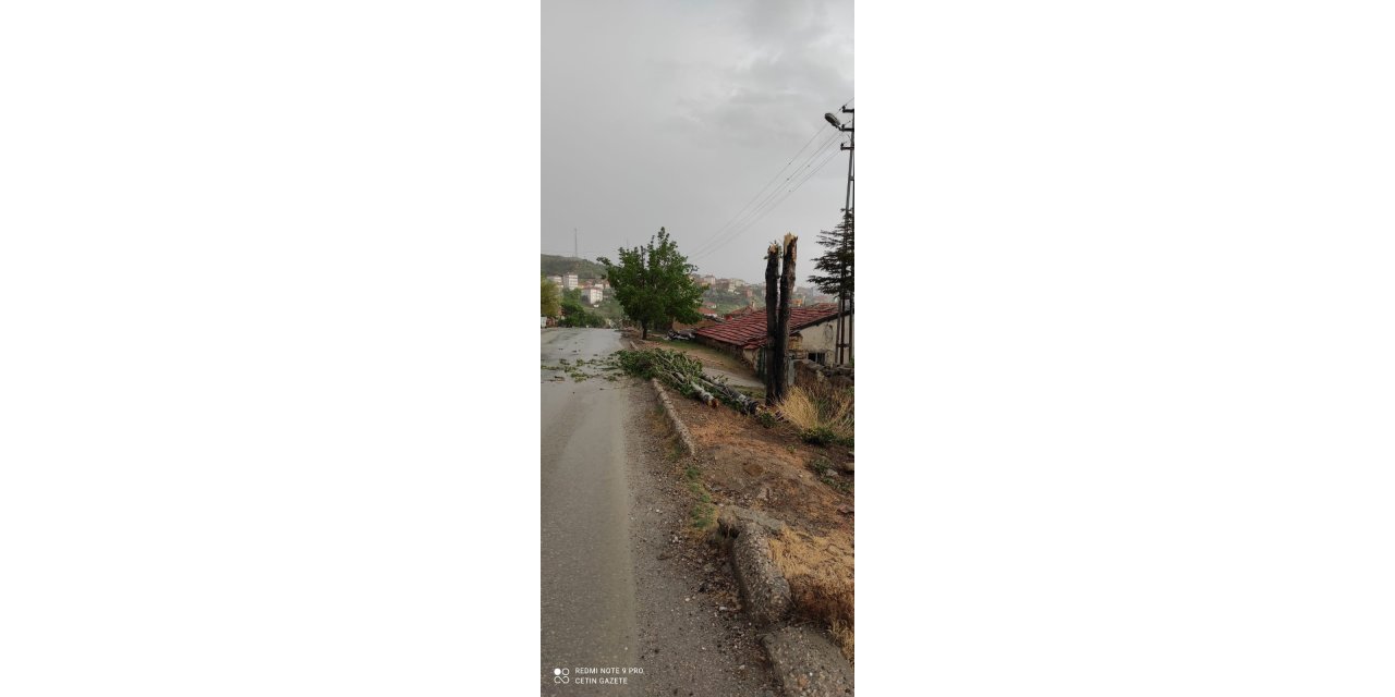 Ankara’daki fırtına minarenin kubbesini devirdi