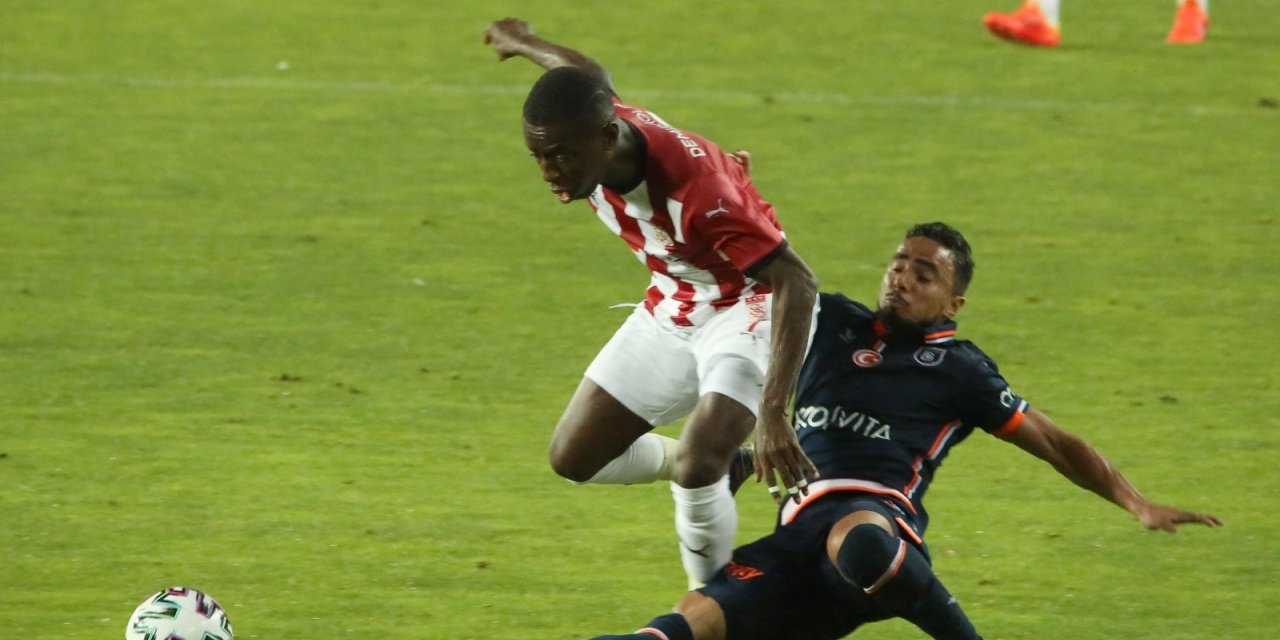 Süper Lig: D.G. Sivasspor: 0 - Başakşehir: 0 (İlk yarı)