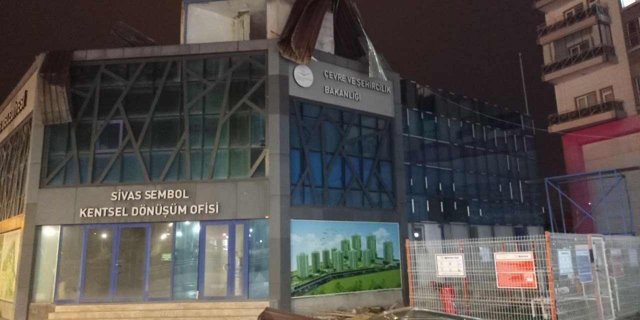 Sivas’ta fırtına çatıları uçurdu, araçlara zarar verdi