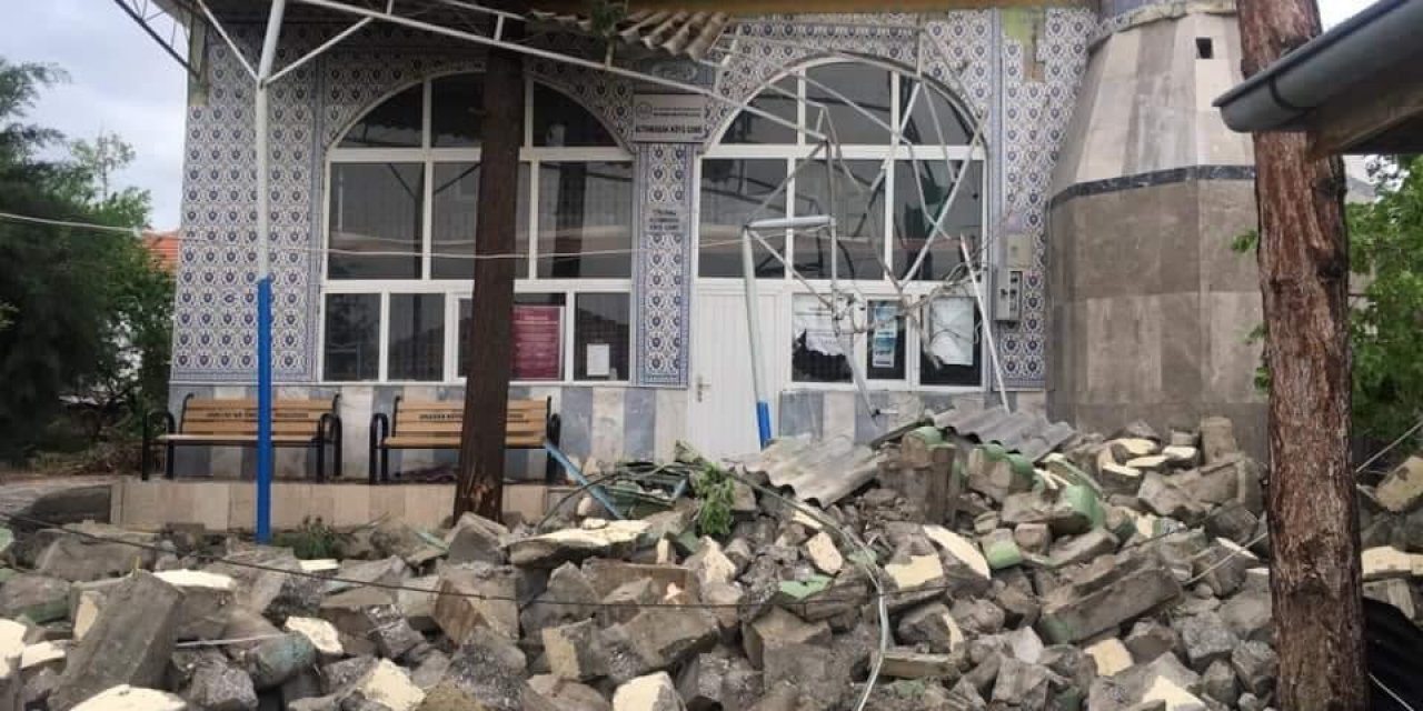 Ankara’da fırtına caminin minaresini yıktı