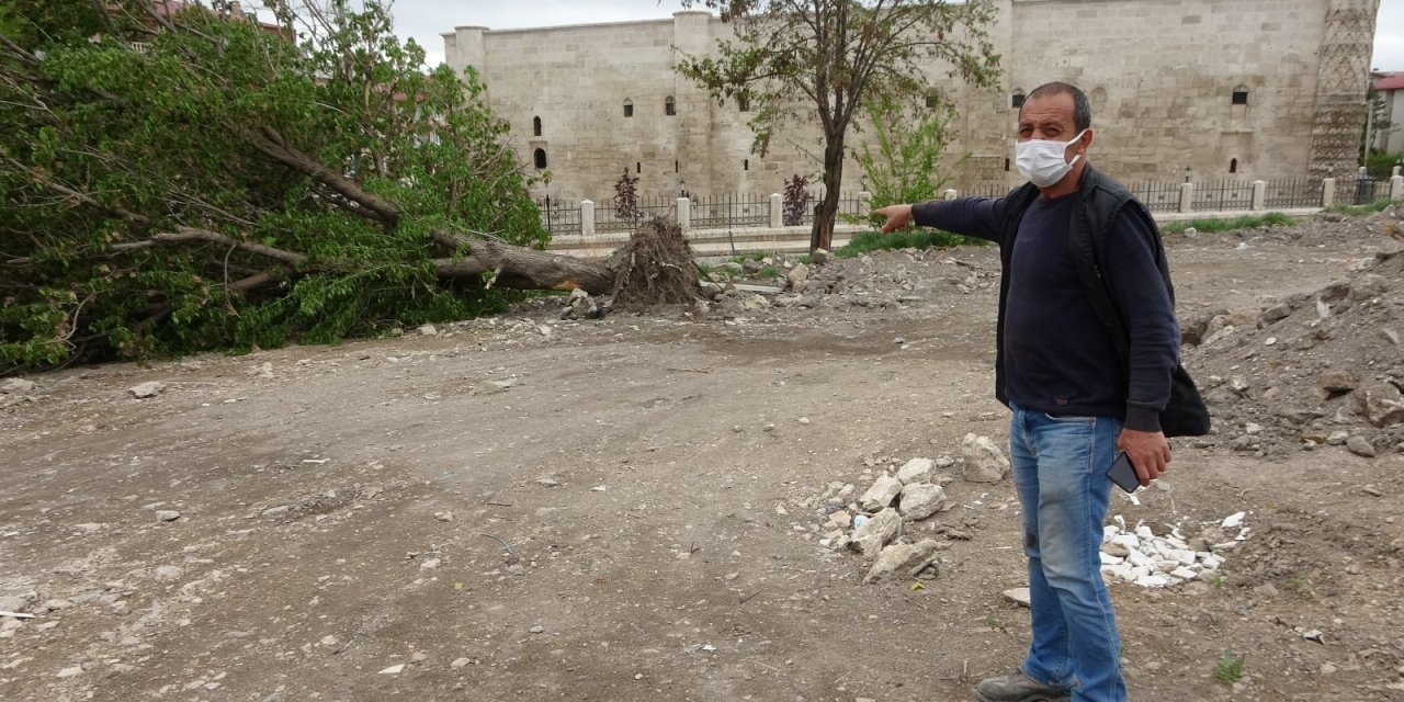 Sivas’ta fırtına ağaçları kökünden söktü