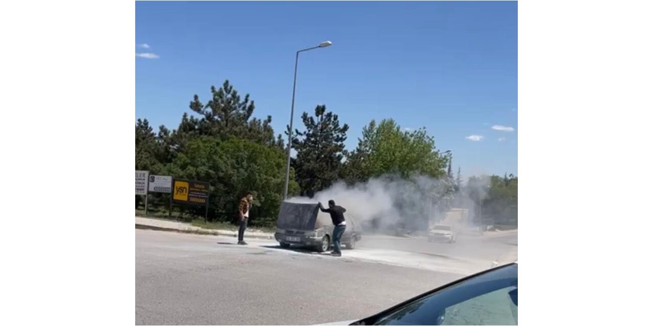 Bir anda alev alan araç kullanılamaz hale geldi