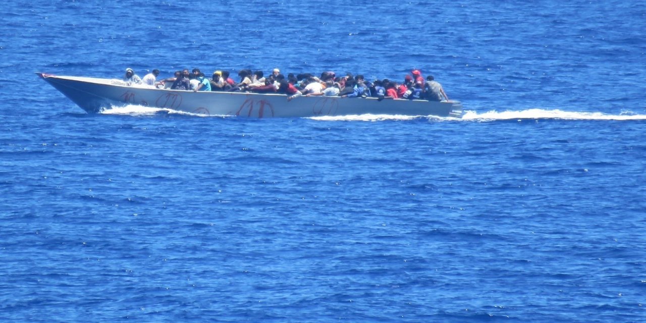 Libya açıklarında 4’ü çocuk 54 düzensiz göçmen kurtarıldı