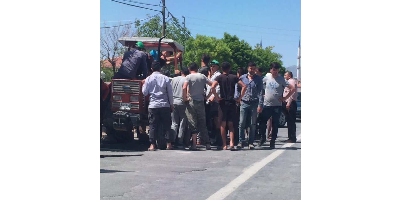 Traktöre ayağı sıkışan genci vatandaşlar kurtardı