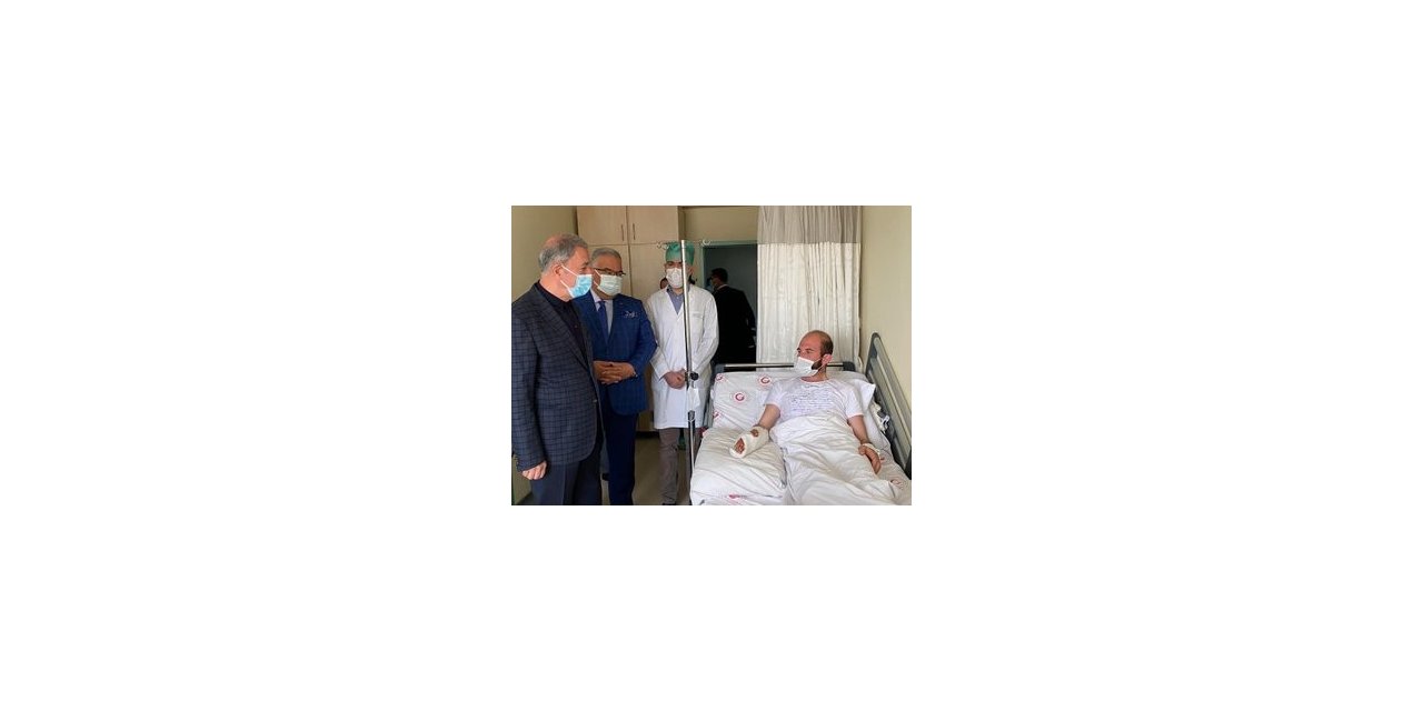Bakan Akar, Irak’ın kuzeyinde yaralanan Mehmetçiği ziyaret etti