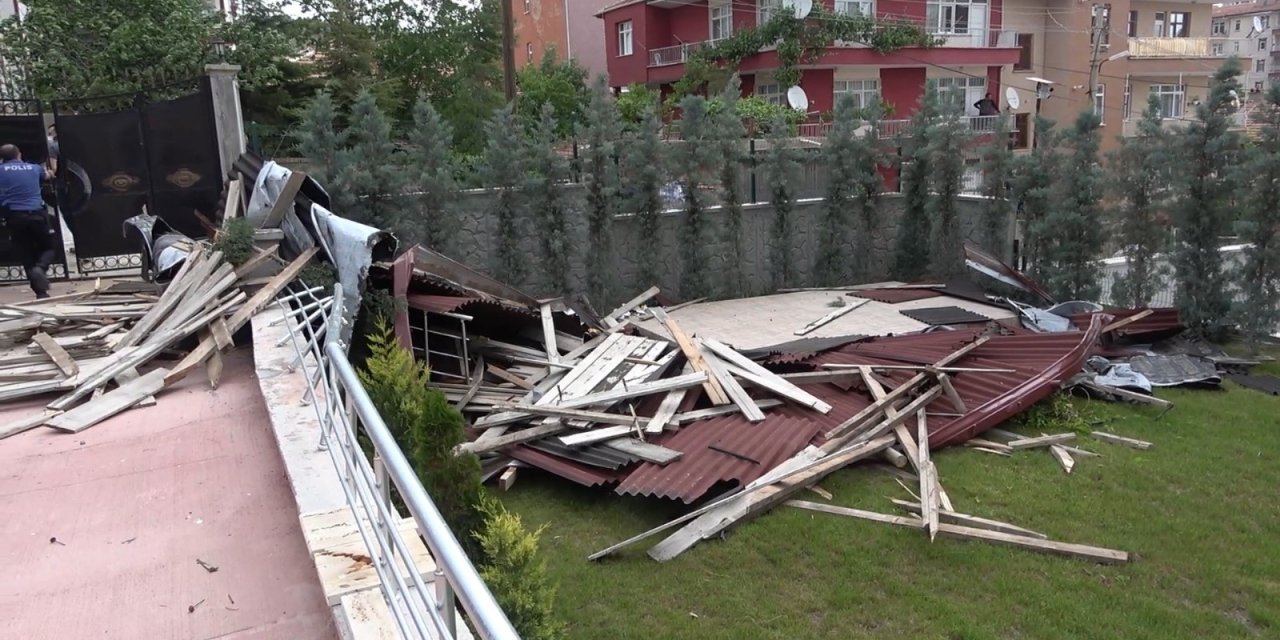 Kırıkkale’de ’toz fırtınası’ etkili oldu: Çatılar uçtu, ağaçlar kökünden söküldü