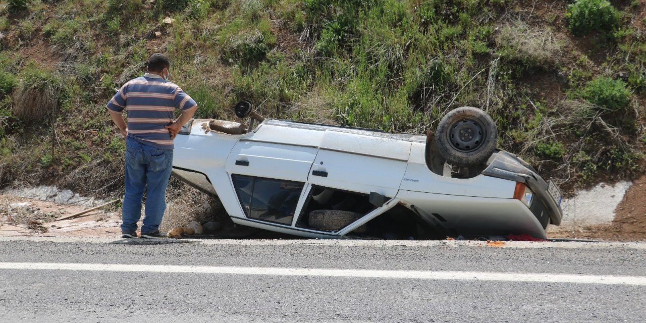 Tekeri yerinden fırlayan otomobil ters döndü: 2 yaralı